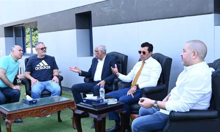 اشرف صبحى وزير الرياضة مع رابطة الاندية للمحترفين