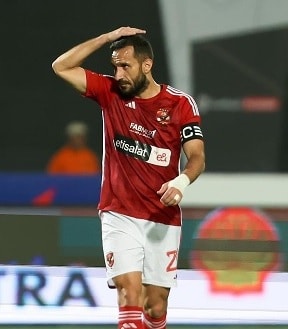 علي معلول لاعب الاهلي المصري