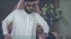 تركي ال شيخ يقف متأثر بهزيمة الأهلي