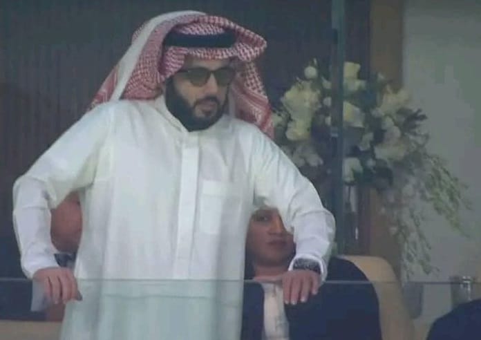تركي ال شيخ يقف متأثر بهزيمة الأهلي