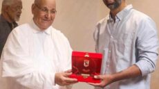 رئيس بعثة النادي الأهلي يكرم رئيس جماعة العيون المغربية
