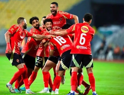 الأهلي يحتفل بالفوز على المصري