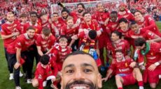 سلفي محمد صلاح مع فريق ليفربول و الجماهير احتفالا بالدوري