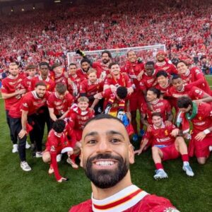 سلفي محمد صلاح مع فريق ليفربول و الجماهير احتفالا بالدوري